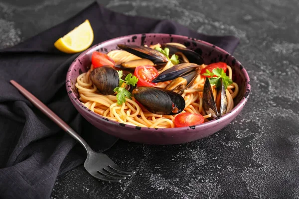 Plate Tasty Mussels Marinara Spaghetti Dark Background — Stock Photo, Image