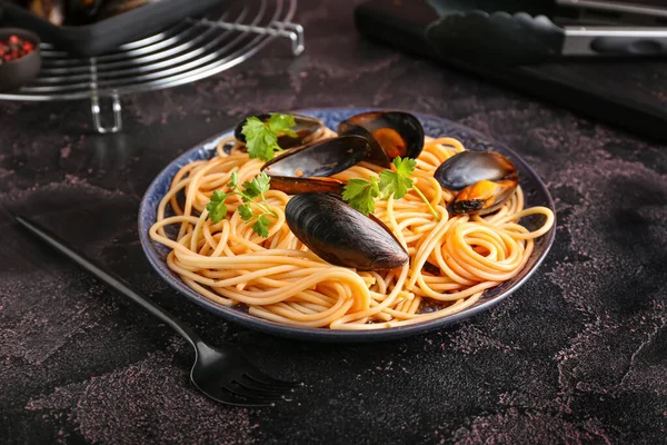 Plate Tasty Mussels Marinara Spaghetti Dark Background — Stock Photo, Image