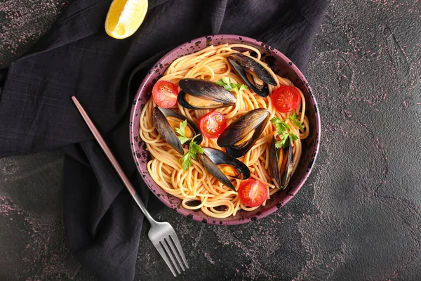 Plate Tasty Mussels Marinara Spaghetti Dark Background — Stock Photo, Image