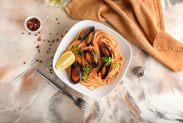 Plaat Van Smakelijke Mosselen Marinara Met Spaghetti Grunge Achtergrond — Stockfoto
