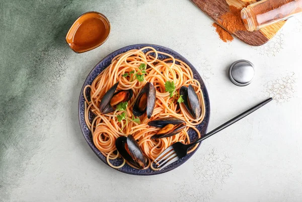 Plate Tasty Mussels Marinara Spaghetti Light Background — Stock Photo, Image