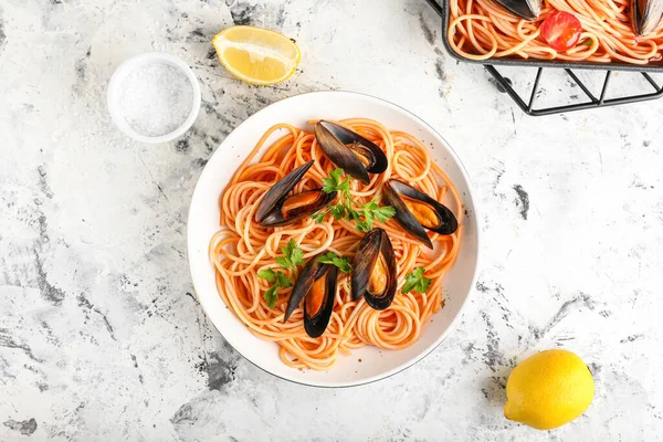 Plate Tasty Mussels Marinara Spaghetti Light Background — Stock Photo, Image