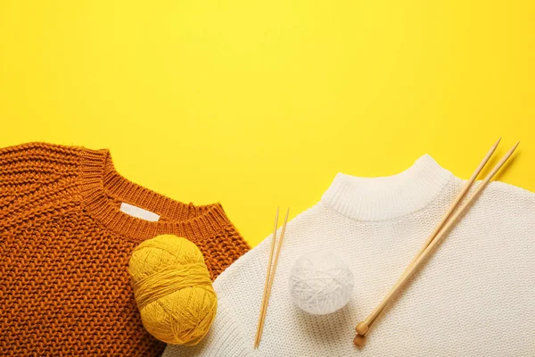 Hilados Con Agujas Suéteres Punto Sobre Fondo Color — Foto de Stock