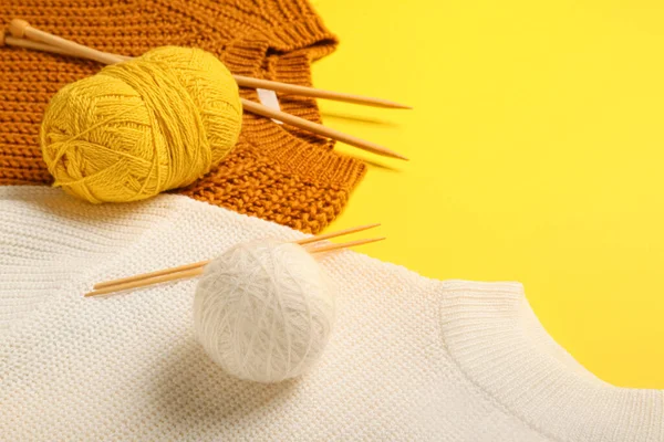 Yarn Knitting Needles Sweaters Color Background — Stock Photo, Image