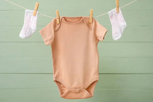 Vêtements Bébé Suspendus Corde Sur Fond Bois Couleur — Photo