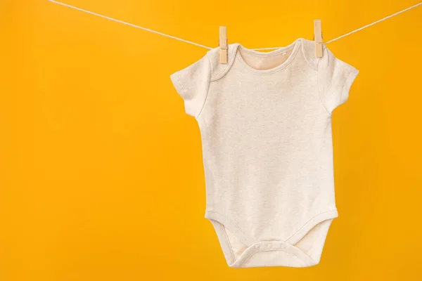 Baby Kläder Hängande Rep Mot Färg Bakgrund — Stockfoto