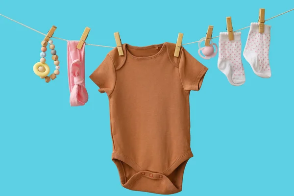 Vêtements Accessoires Pour Bébés Suspendus Corde Sur Fond Couleur — Photo