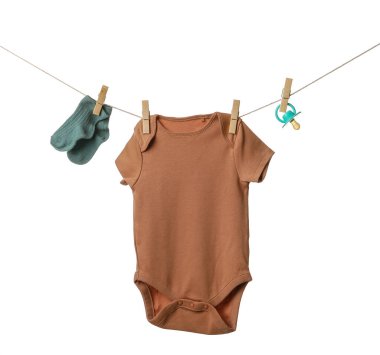 Bebek kıyafetleri ve emzik beyaz arka planda ipte asılı.