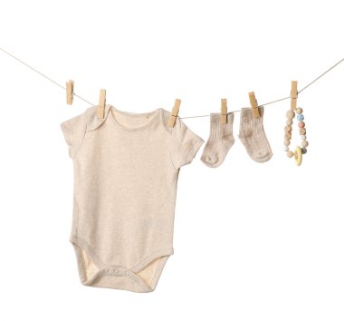 Bebek kıyafetleri ve ip beyaz arka planda asılı duruyor.