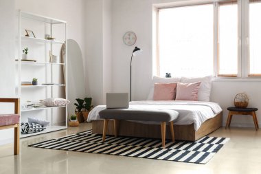 Aynalı modern yatak odasının şık iç tasarımı