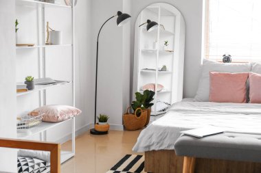 Aynalı modern yatak odasının şık iç tasarımı