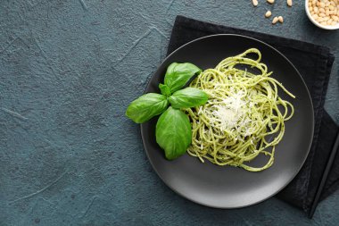 Koyu arkaplanda lezzetli pesto makarna tabağı