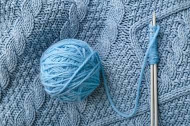 Örgü ipliği, iğne ve giysi, yakın plan.