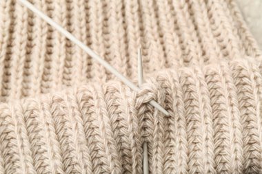 Şırıngalarla örülmemiş şapka, yakın plan.