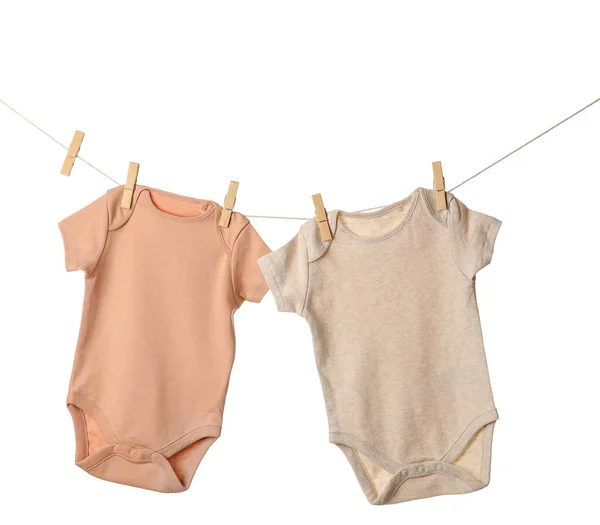 Baby Kläder Hängande Rep Mot Vit Bakgrund — Stockfoto