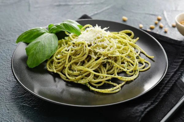 Placa Con Sabrosa Pasta Pesto Sobre Fondo Oscuro Primer Plano — Foto de Stock