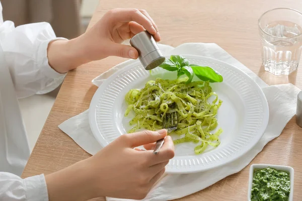 Kvinna Förbereder Välsmakande Pesto Pasta Vid Bordet Närbild — Stockfoto