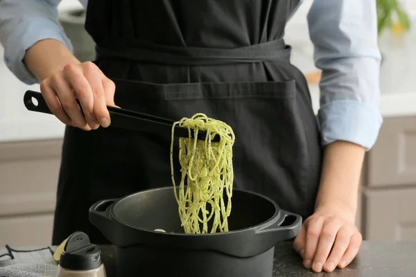 Kvinna Matlagning Välsmakande Pesto Pasta Vid Bordet Närbild — Stockfoto