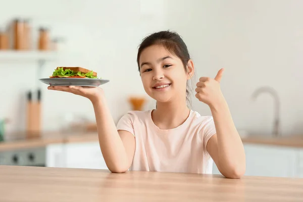 Menina Feliz Comendo Sanduíche Saboroso Cozinha — Fotografia de Stock