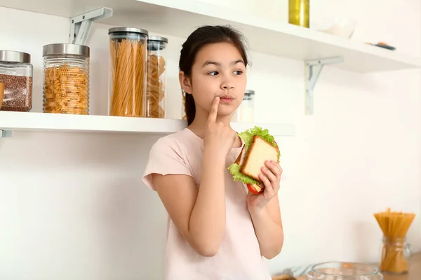 Задумчивая Маленькая Девочка Вкусным Сэндвичем Кухне — стоковое фото