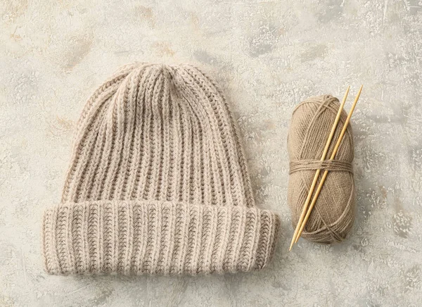 Chapeau Fil Aiguilles Tricotés Élégants Sur Fond Grunge — Photo