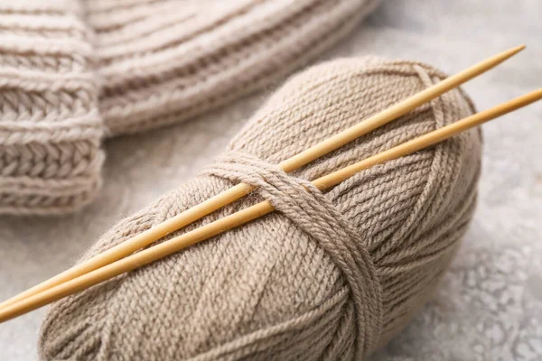 毛糸と針をグランジの背景で編む クローズアップ — ストック写真
