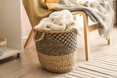 Örgü ipliği, iğne ve giysi dolu sepet.