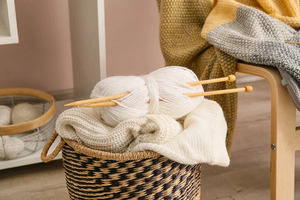 編物糸とバスケット 針と部屋の服 クローズアップ — ストック写真