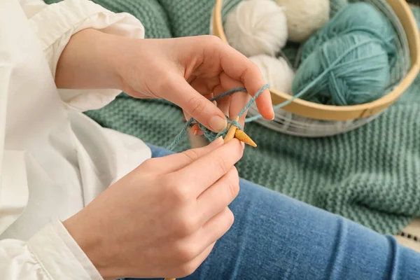Young Woman Knitting Home Closeup — Stock Photo, Image