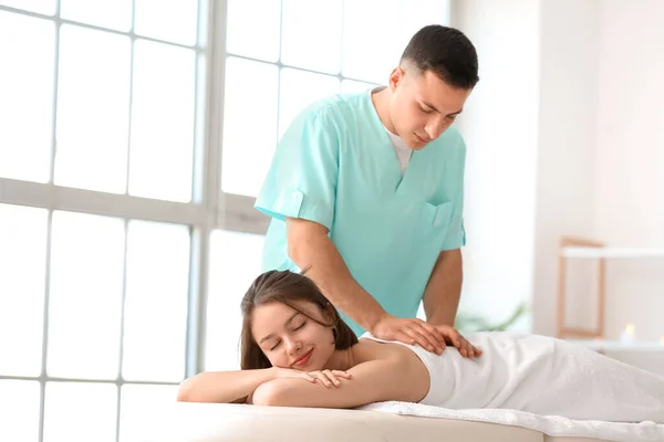 Terapeuta Massagem Trabalhando Com Paciente Centro Médico — Fotografia de Stock