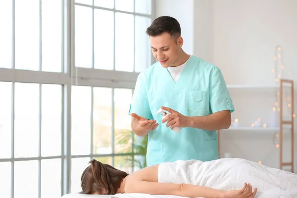 Massaggiatore Che Lavora Con Paziente Nel Centro Medico — Foto Stock