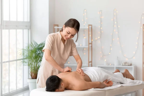 Massagetherapeut Werkt Samen Met Patiënt Medisch Centrum — Stockfoto
