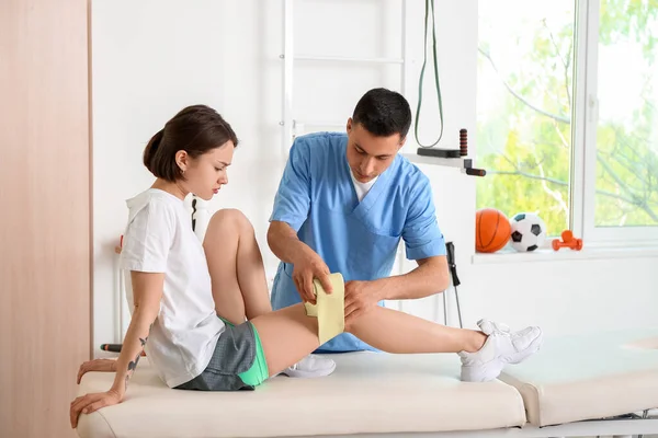 Physiotherapist Working Patient Rehabilitation Center — Stock Photo, Image