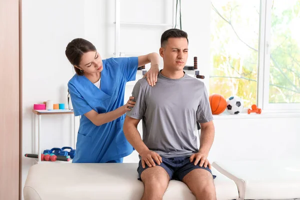 Fisioterapeuta Trabajando Con Paciente Centro Rehabilitación — Foto de Stock