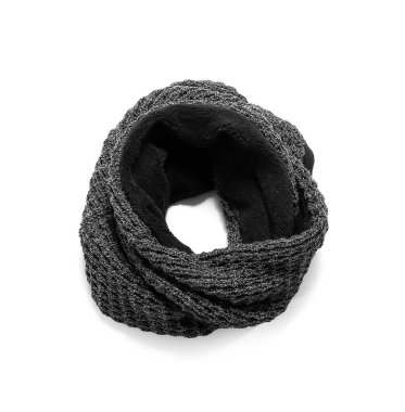 Beyaz arkaplanda sıcak örülmüş eşarp