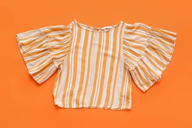 Renkli kadın tişörtü