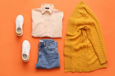 Renkli arka planda şık kıyafetler ve ayakkabılar