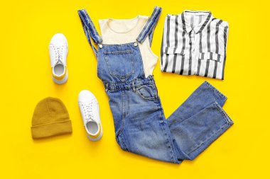 Renkli arka planda şık kıyafetler ve ayakkabılar