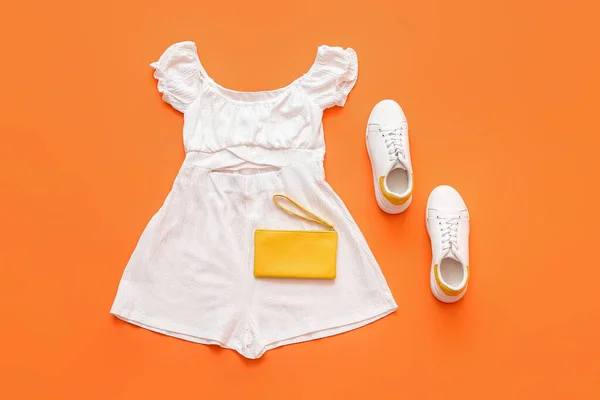 Stilvoller Sommer Overall Schuhe Und Handtasche Auf Farbigem Hintergrund — Stockfoto