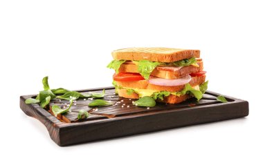 Beyaz arka planda lezzetli sandviçi olan tahta