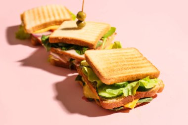 Renkli arka planda lezzetli sandviçler, yakın plan.