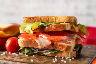 Masada lezzetli sandviçli bir pano, yakın plan.