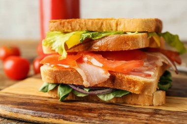 Masada lezzetli sandviçli bir pano, yakın plan.