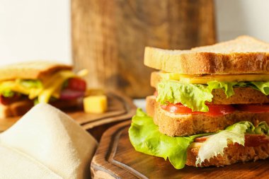Masada lezzetli sandviçli bir pano, yakın plan.