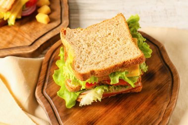 Masada lezzetli sandviçli bir pano, yakın plan.