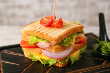 Masada lezzetli sandviçli bir pano, yakın plan.