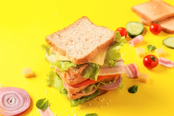 Renkli Arka Planda Lezzetli Sandviç Yakın Plan — Stok fotoğraf