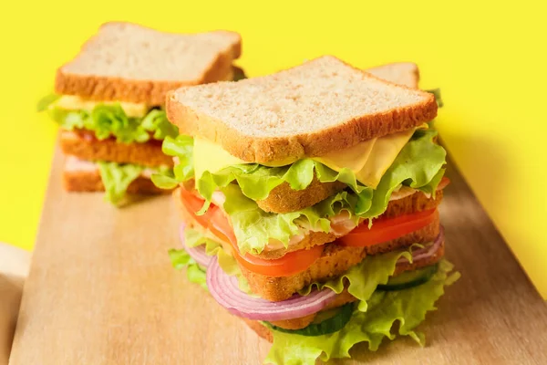Доска Вкусными Бутербродами Цветном Фоне Крупным Планом — стоковое фото