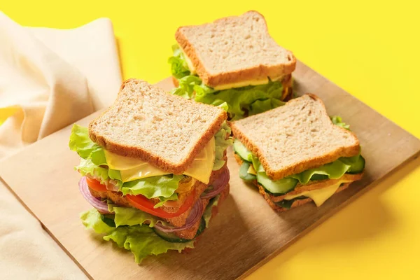 배경에 맛있는 샌드위치를 이사회 클로즈업 — 스톡 사진