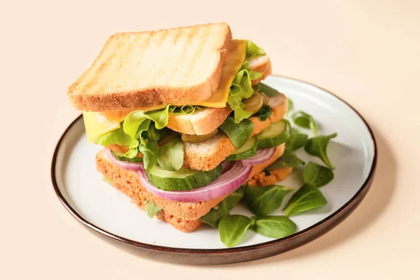 Plaat Met Lekkere Sandwich Kleur Achtergrond Close — Stockfoto